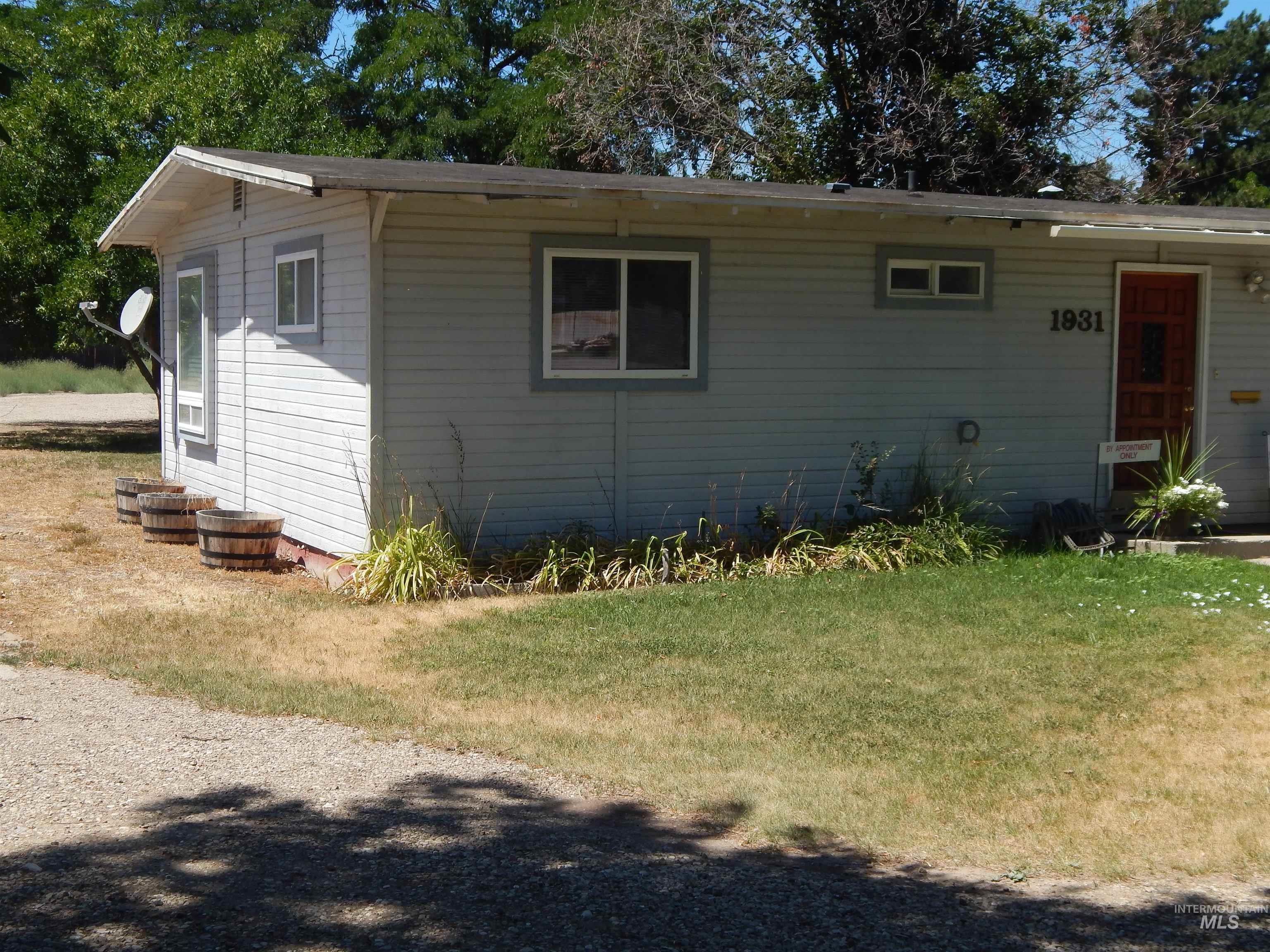 View of front of property featuring a front lawn