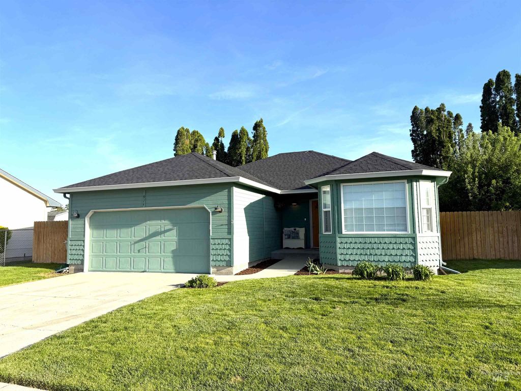 Photo of 911 S Sapphire Ct, Nampa, ID 83686 (MLS # 98985526)