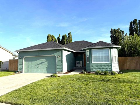Photo of 911 Sapphire Ct, Nampa, ID 83686 (MLS # 98985526)