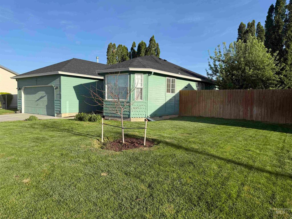 Photo of 911 S Sapphire Ct, Nampa, ID 83686 (MLS # 98985526)