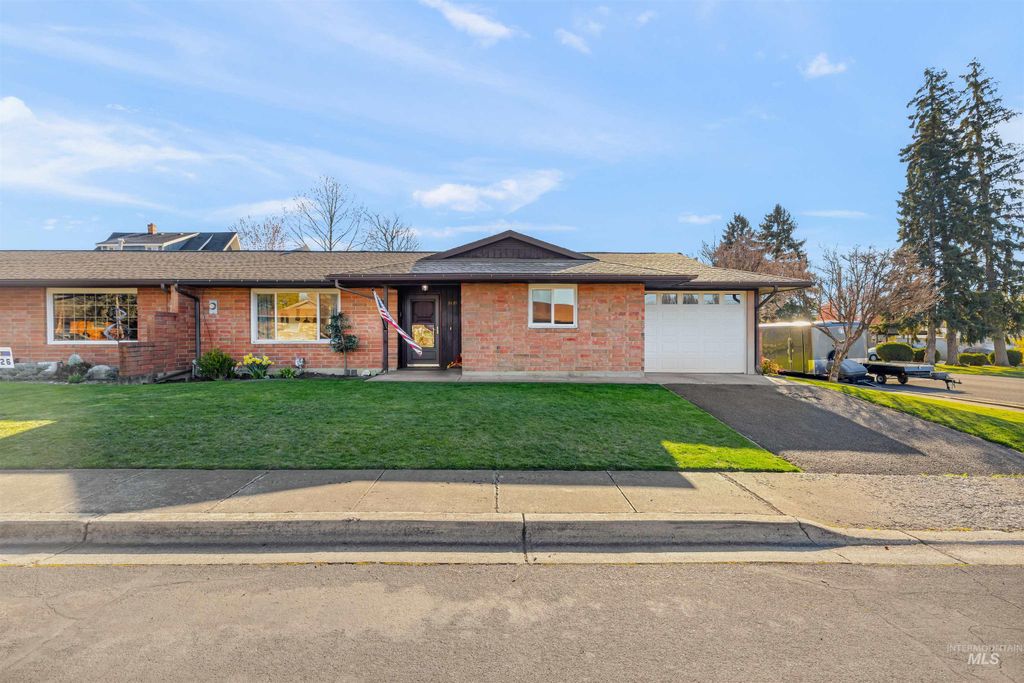 Photo of 3439 7th Street D, Lewiston, ID 83501 (MLS # 98980007)