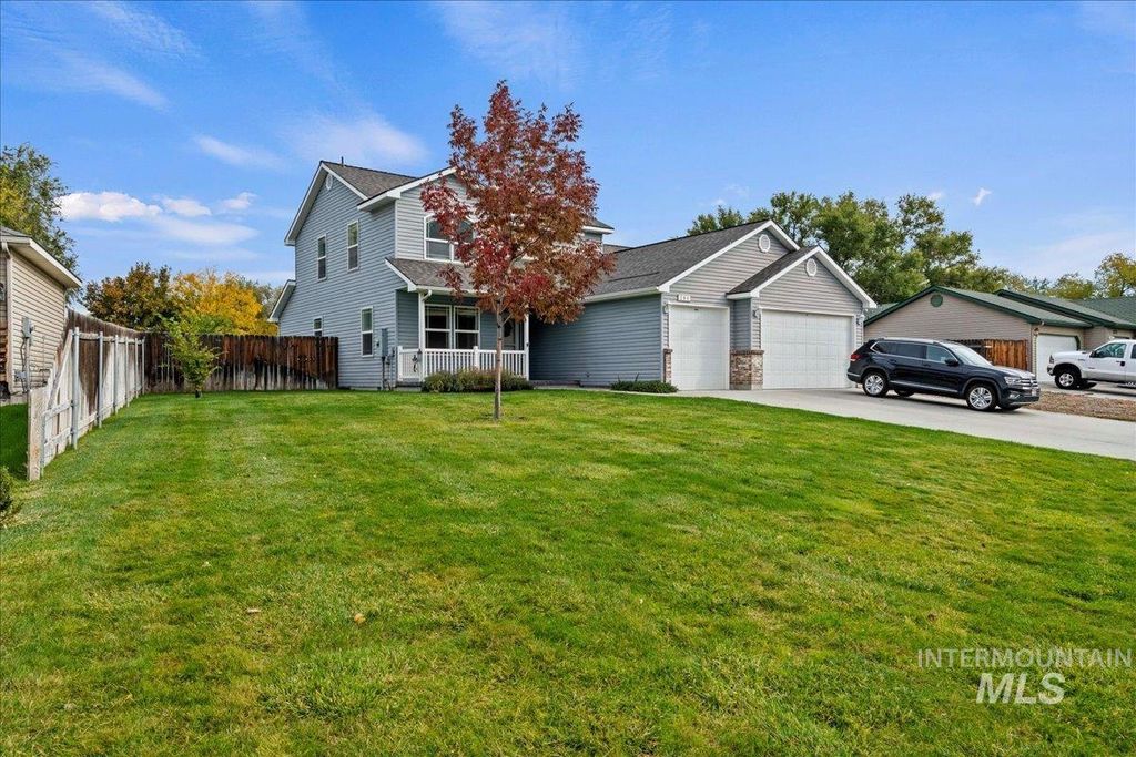 Photo of 288 NE Thunder St, Mountain Home, ID 83647 (MLS # 98964706)