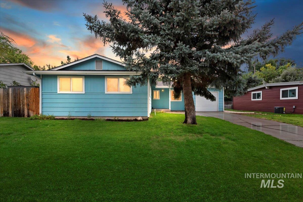Ranch-style home with driveway