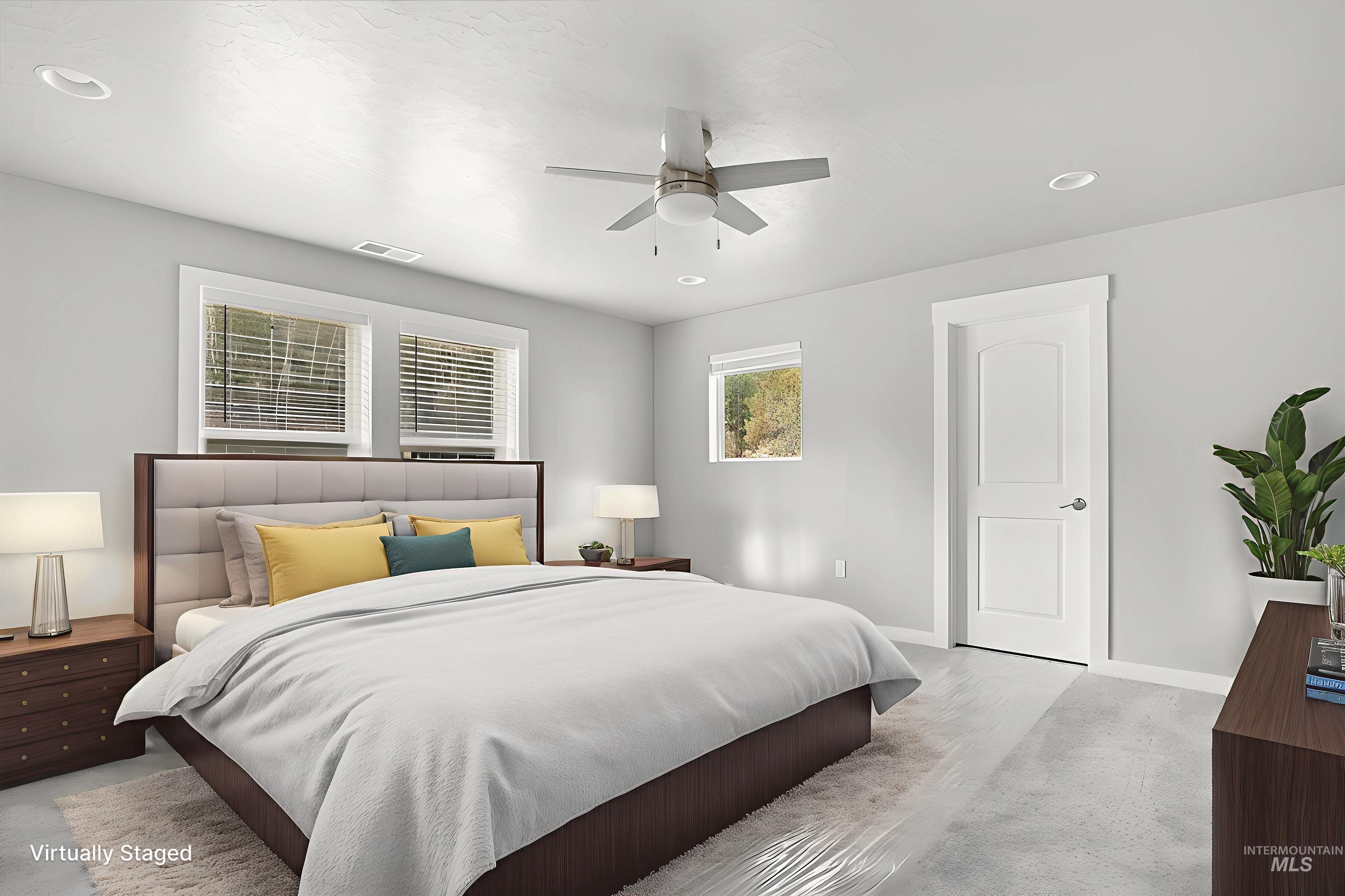 Large master with en-suite bath and walk-in closet