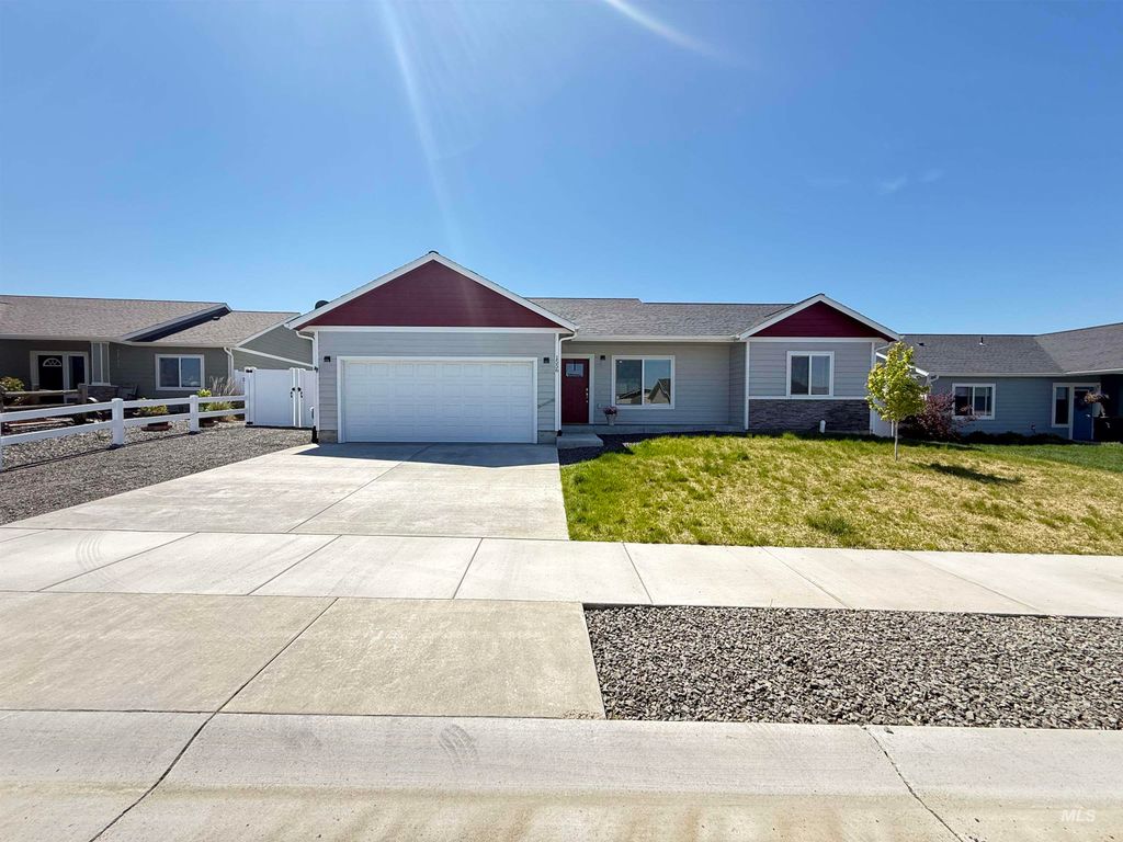 Photo of 1556 Frontier Drive, Lewiston, ID 83501 (MLS # 98986338)