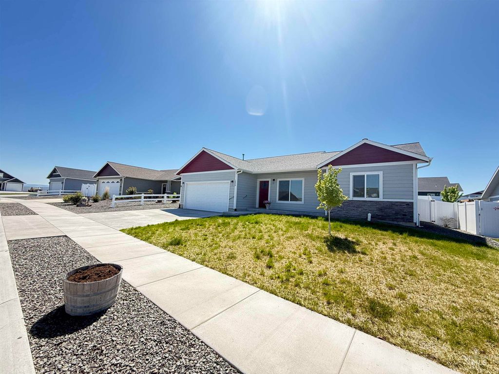 Photo of 1556 Frontier Drive, Lewiston, ID 83501 (MLS # 98986338)
