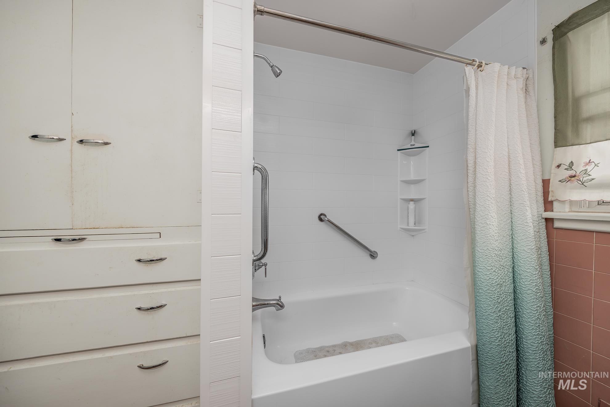 Full bathroom with shower / tub combo