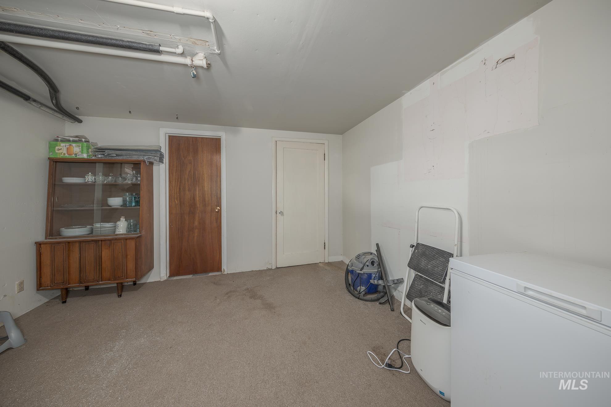 Miscellaneous room featuring carpet