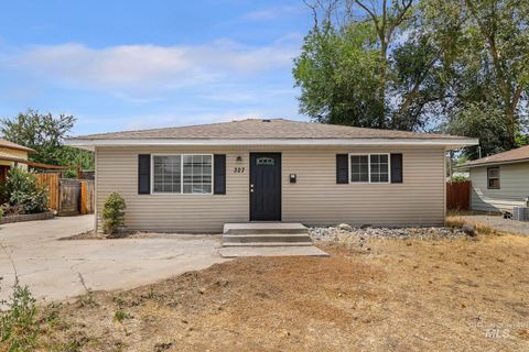 Photo of 327 Monroe St, Twin Falls, ID 83301 (MLS # 98993201)