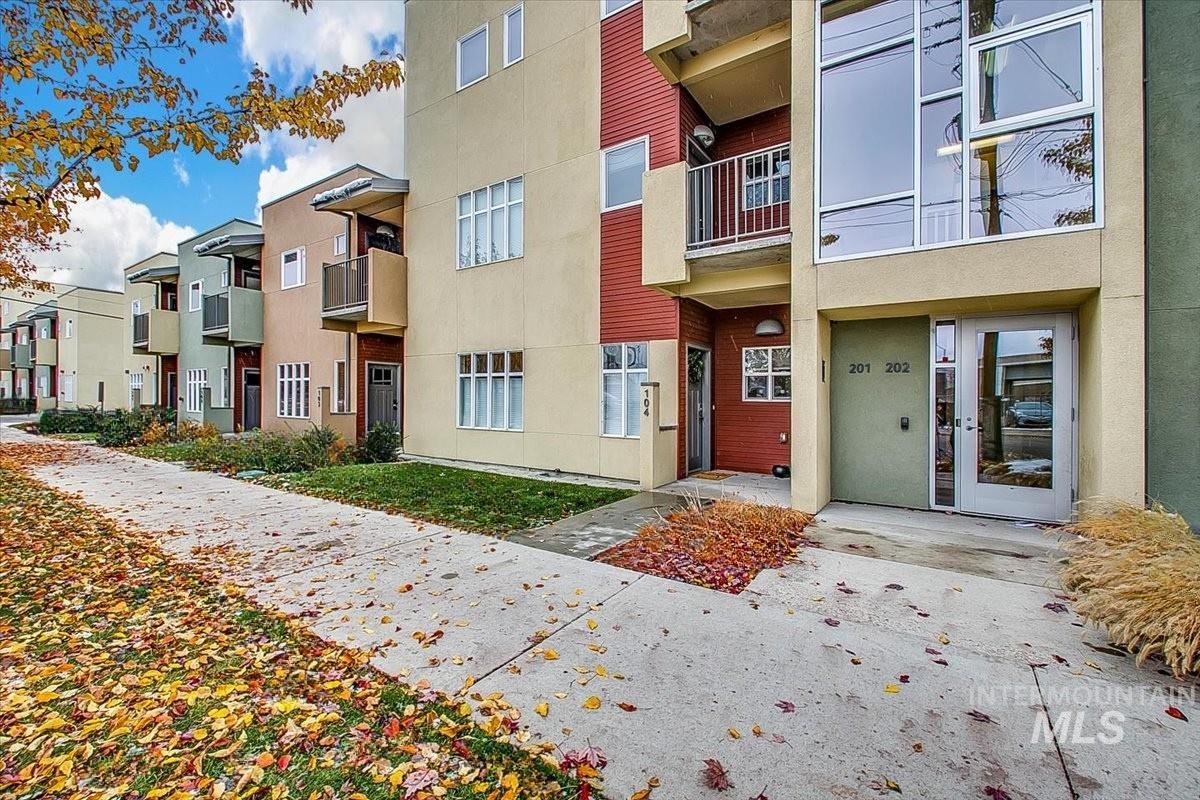 1463 W Grand Ave #104