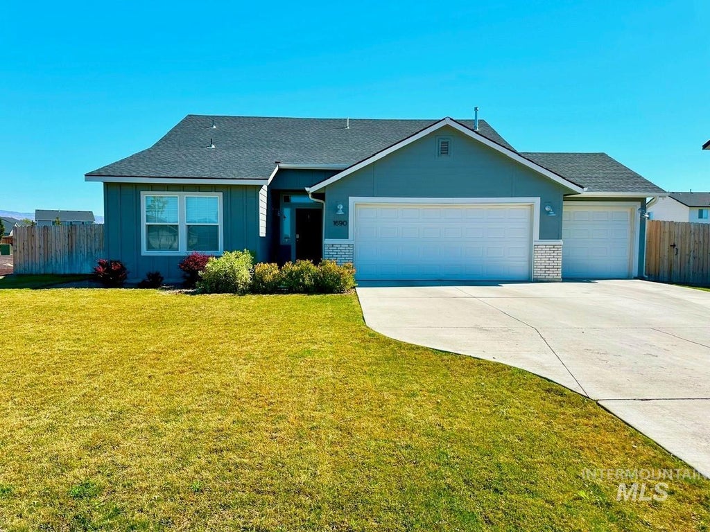 Photo of 1690 SW Miner St, Mountain Home, ID 83647 (MLS # 98997015)
