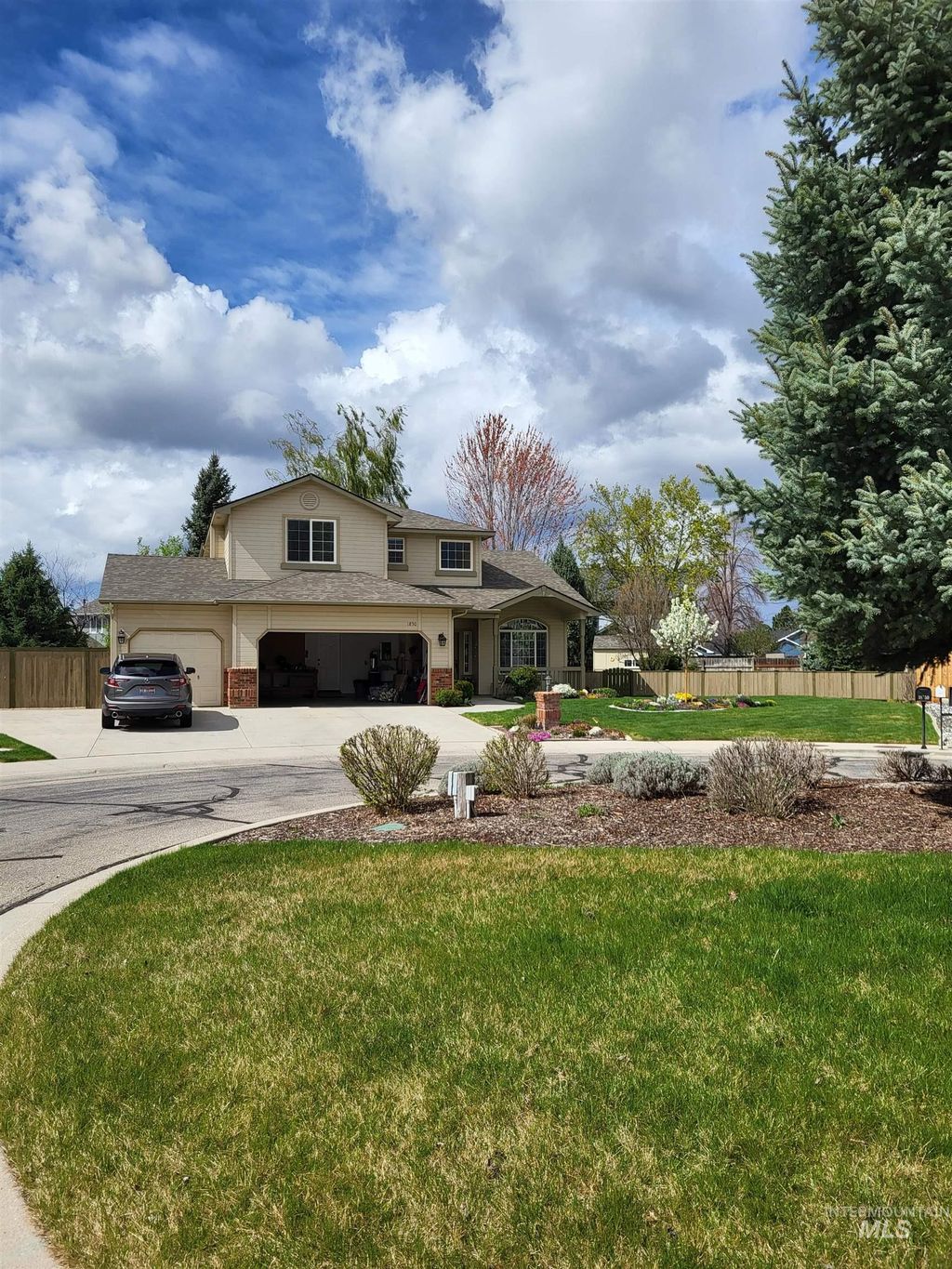 Photo of 1850 E Summercove Dr, Meridian, ID 83646 (MLS # 98981891)