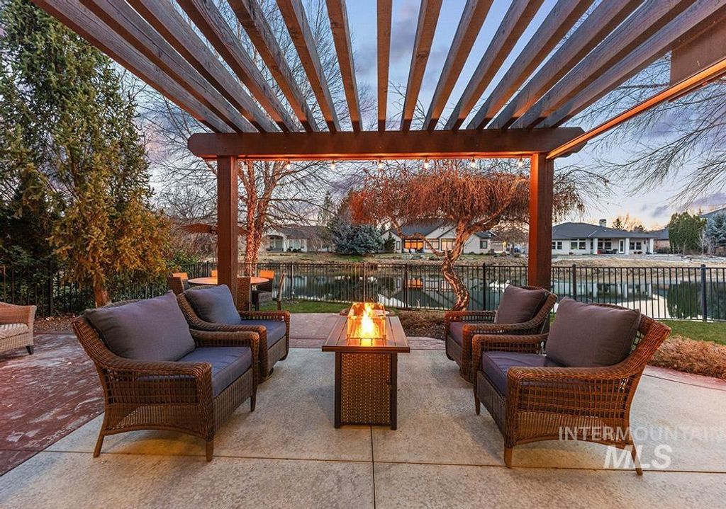 Photo of 2148 S Links Place, Eagle, ID 83616 (MLS # 98976887)