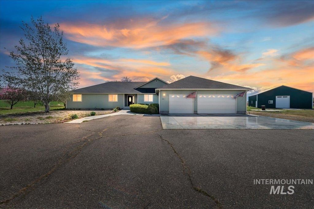 Photo of 2393 Ne 21st St, Payette, ID 83661 (MLS # 98980707)