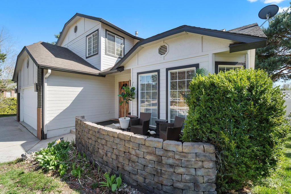 Photo of 398 N Pebble Beach Way, Eagle, ID 83616 (MLS # 98972242)