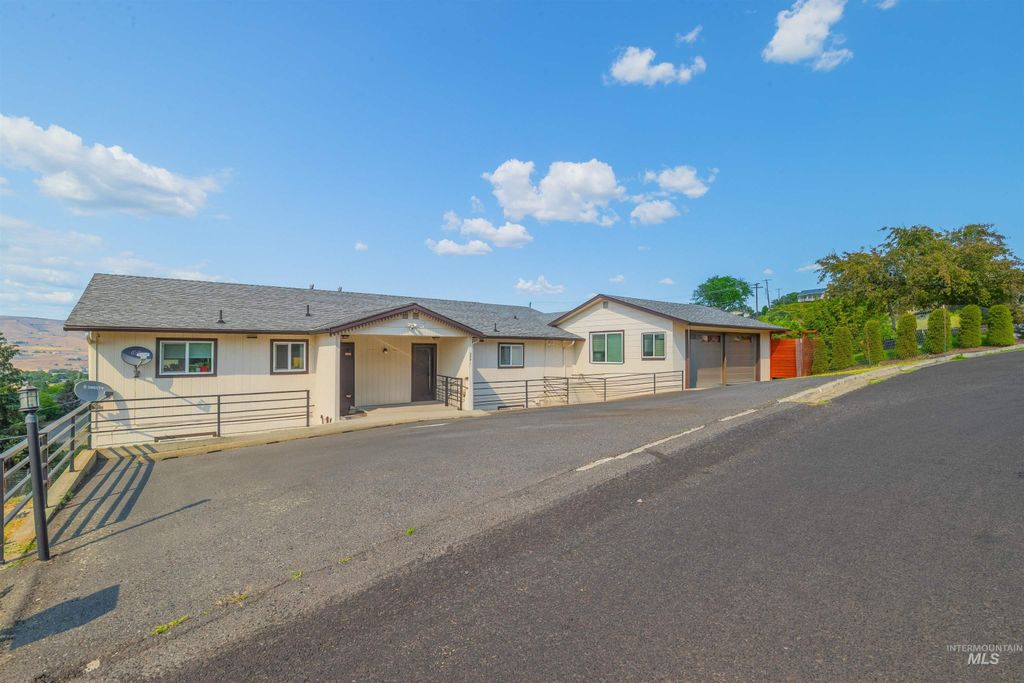 Photo of 2841 Mayfair Dr, Lewiston, ID 83501 (MLS # 98984672)