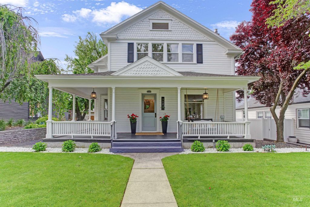 Photo of 312 4th Ave, Lewiston, ID 83501 (MLS # 98947029)