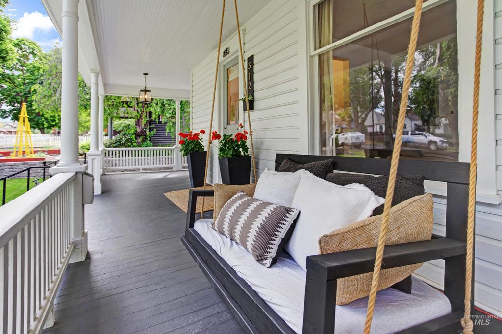 Photo of 312 4th Ave, Lewiston, ID 83501 (MLS # 98947029)