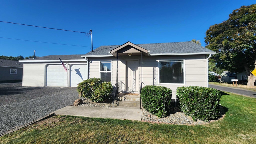 Photo of 3622 14th St, Lewiston, ID 83501 (MLS # 99002761)