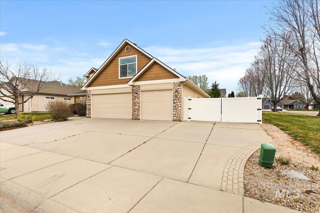 Photo of 2208 S Alaska Way, Meridian, ID 83642 (MLS # 98980397)