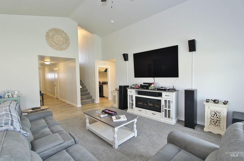 Photo of 1211 Mahogany St, Parma, ID 83660 (MLS # 98979530)