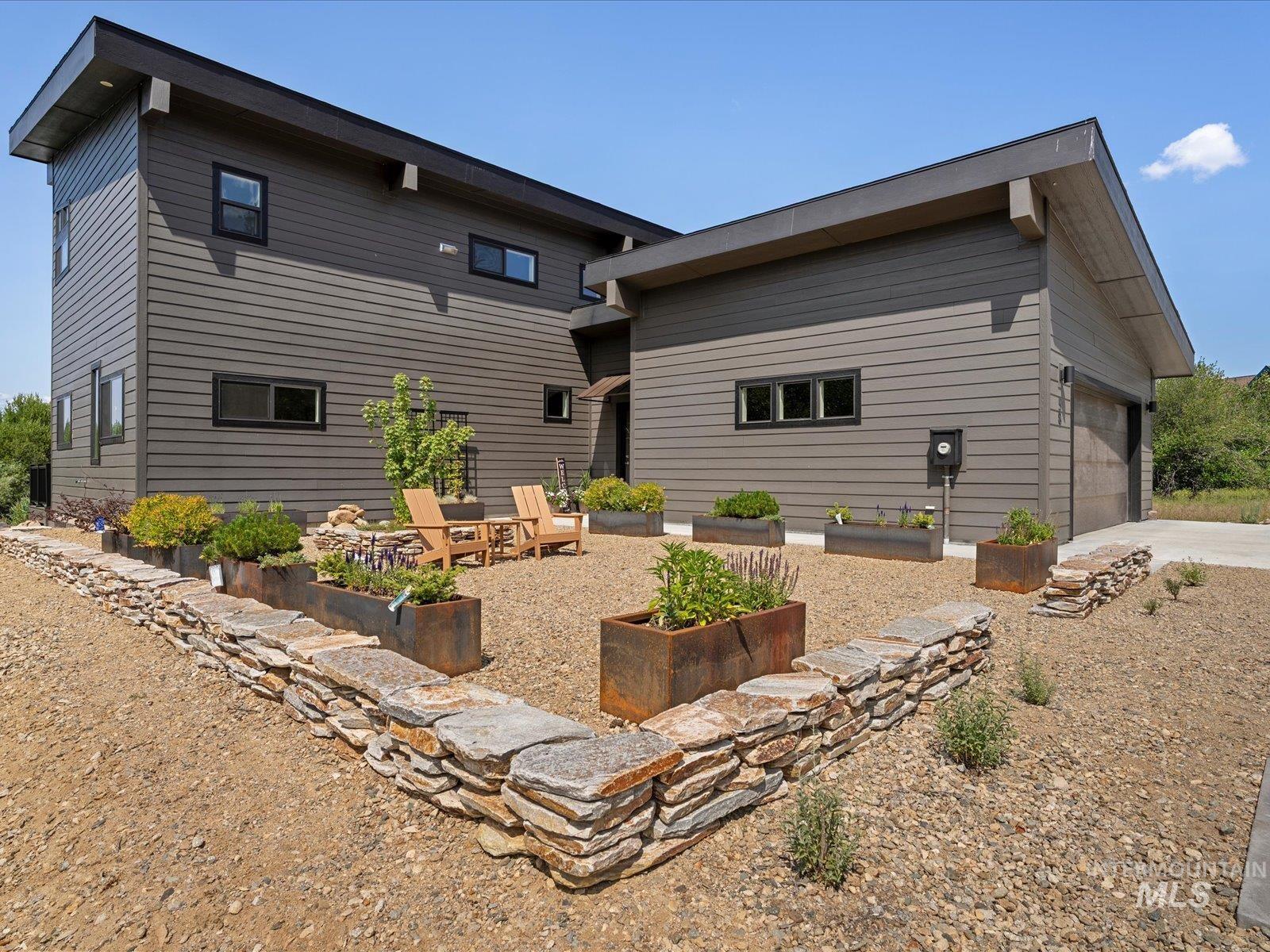 Custom landscaped courtyard!