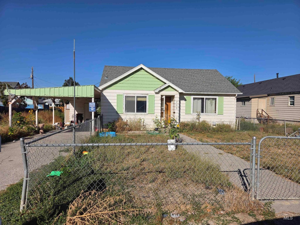 Photo of 709 N 7th St, Parma, ID 83660 (MLS # 99000206)
