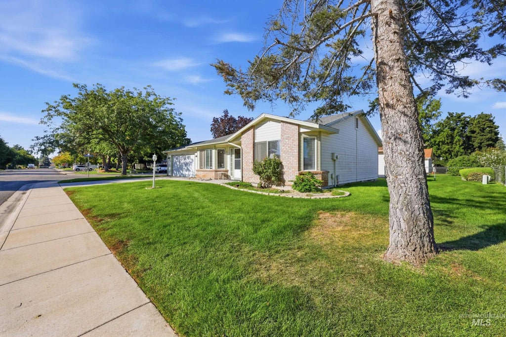 Photo of 8250 W Clubhouse Ln, Garden City, ID 83714 (MLS # 99000551)
