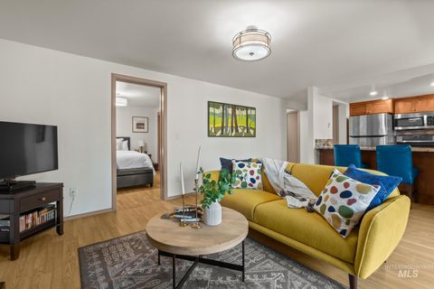 Photo of 1420 W Camel Back Lane #B104, Boise, ID 83702 (MLS # 98977571)