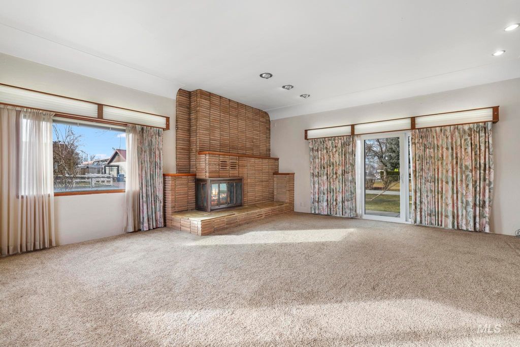 Photo of 320 Locust St, Twin Falls, ID 83301 (MLS # 98976097)