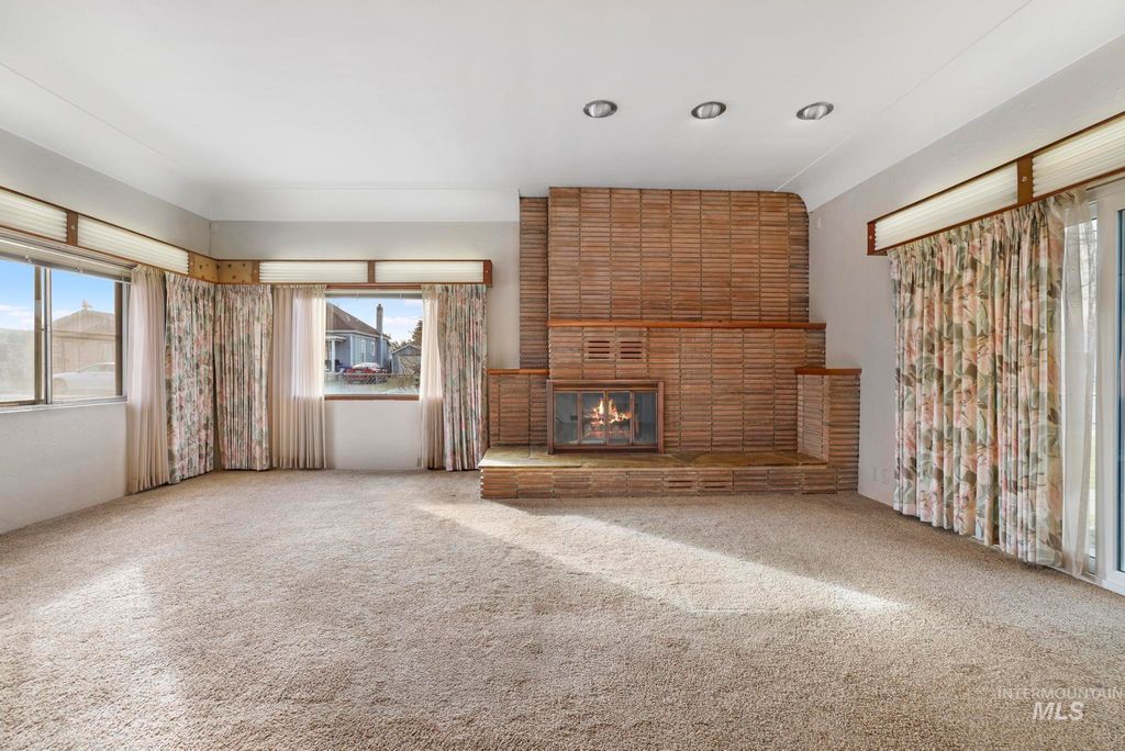 Photo of 320 Locust St, Twin Falls, ID 83301 (MLS # 98976097)