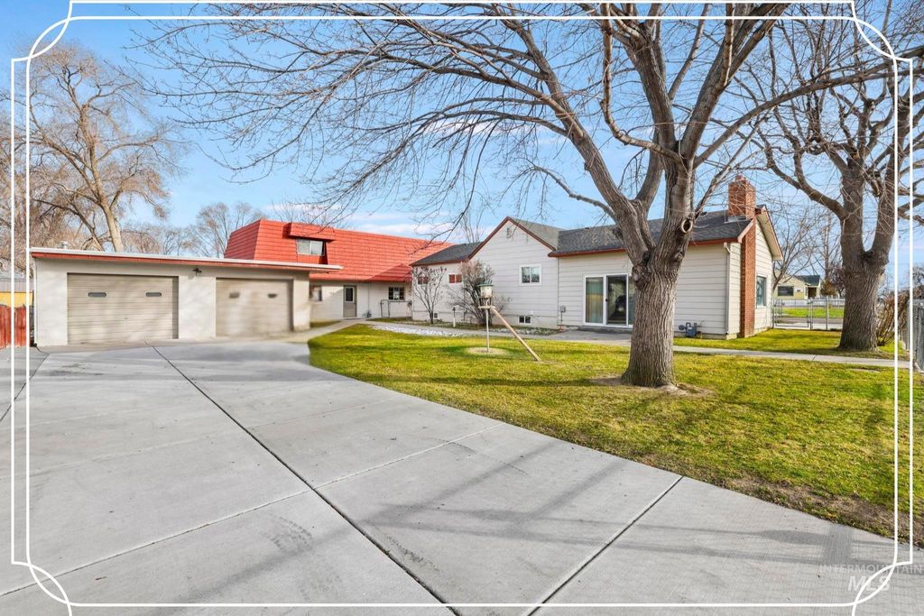 Photo of 320 Locust St, Twin Falls, ID 83301 (MLS # 98976097)