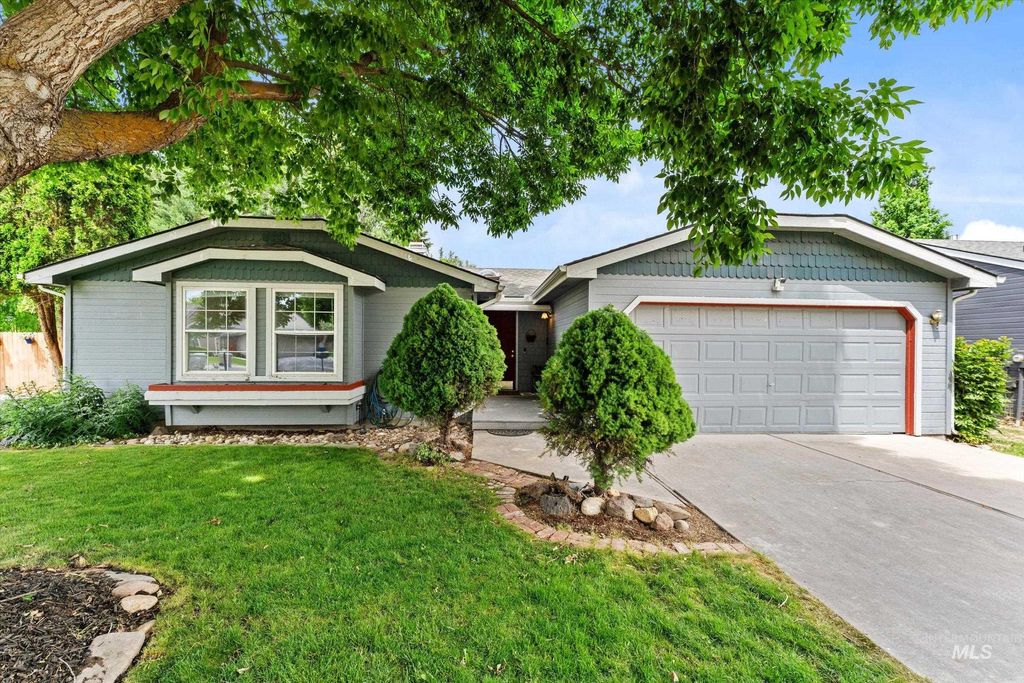 Photo of 17 S Cobblestone Ct, Nampa, ID 83651 (MLS # 98988387)
