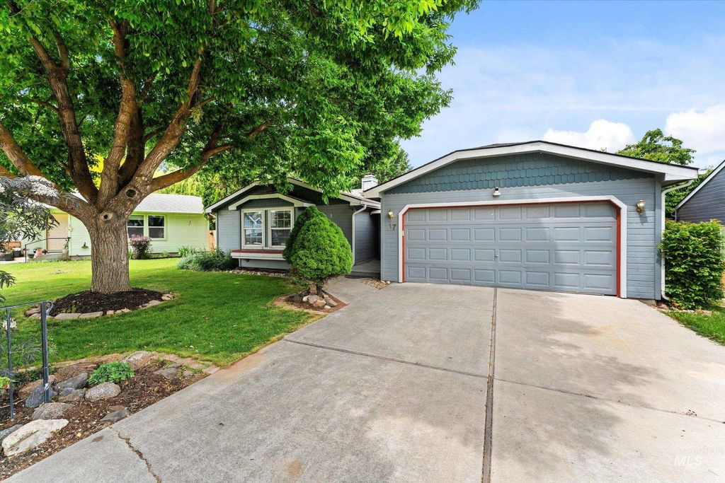 Photo of 17 S Cobblestone Ct, Nampa, ID 83651 (MLS # 98988387)