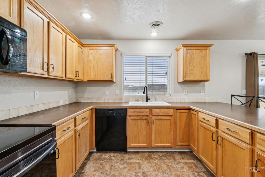 Photo of 825 W Woodpine St, Meridian, ID 83646 (MLS # 98974855)