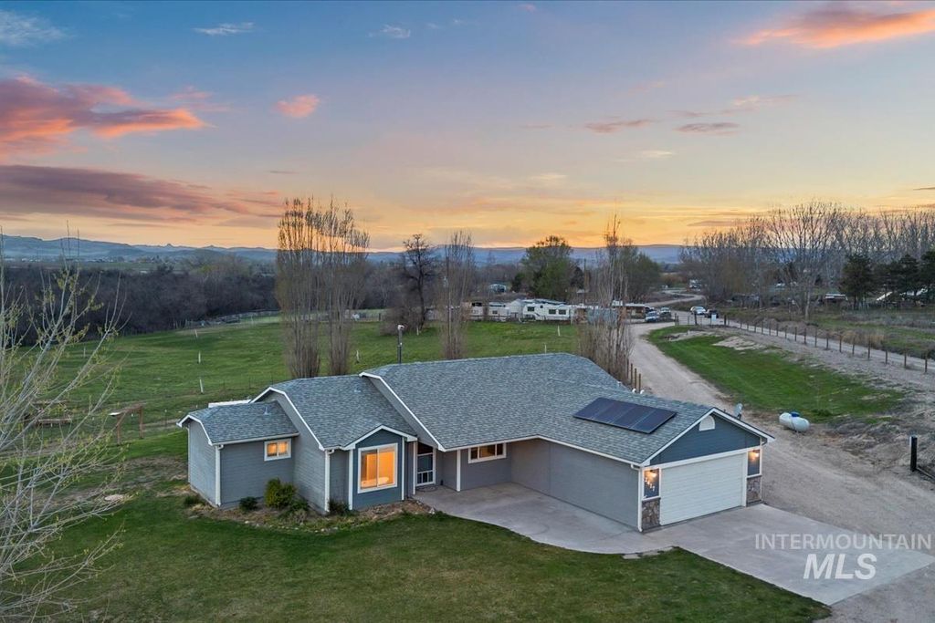 Photo of 2417 Patch Ditch Rd, Homedale, ID 83628 (MLS # 98979279)