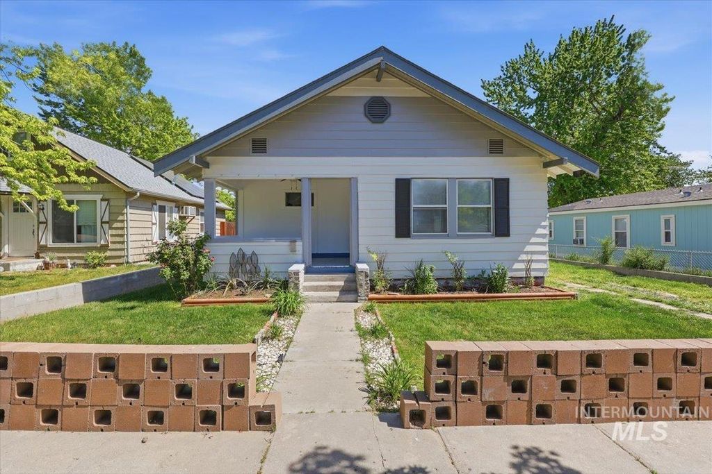Photo of 416 9th Ave N Ave, Nampa, ID 83687 (MLS # 98986056)