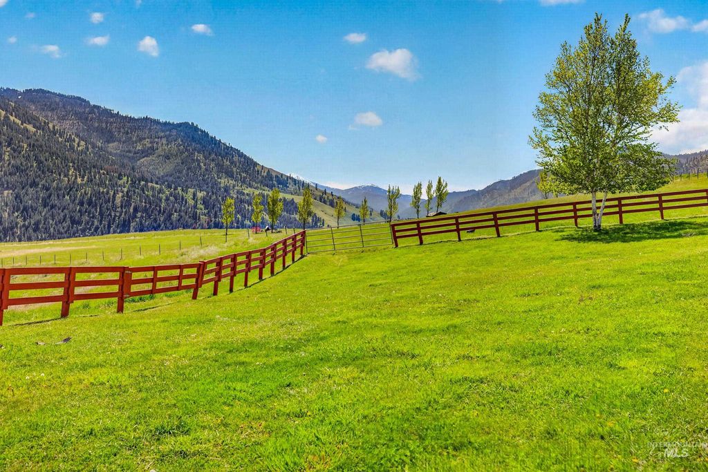 Photo of 213 Little Salmon Overlook, Pollock, ID 83547 (MLS # 98984715)