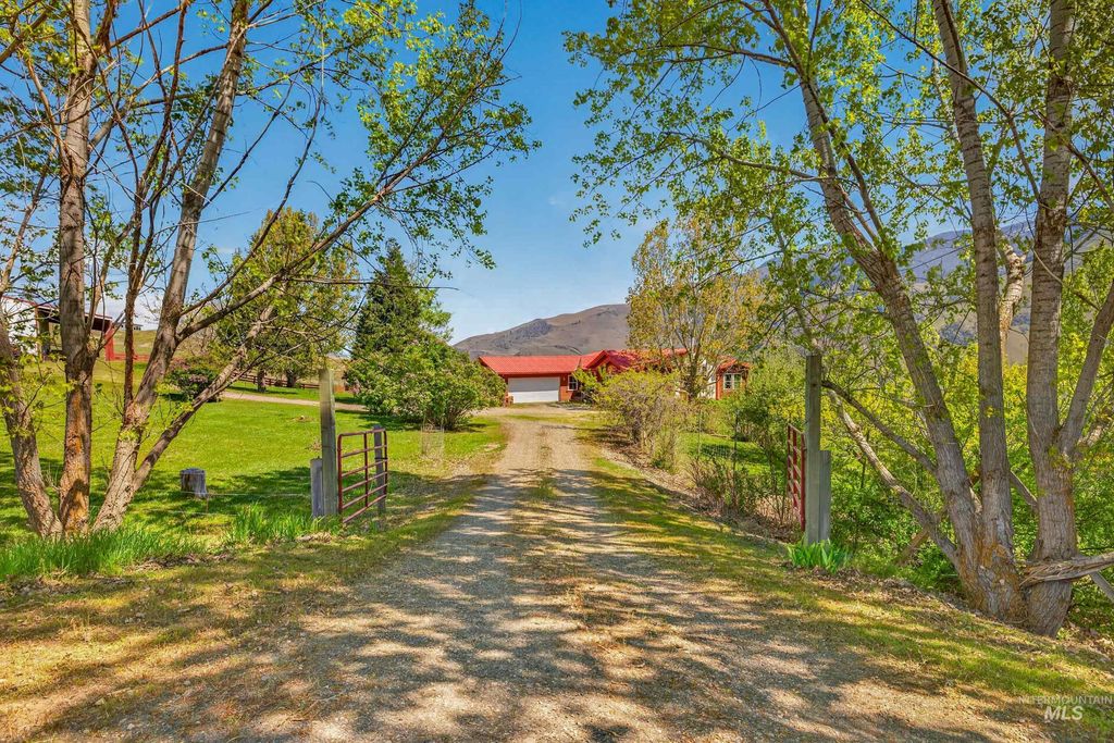 Photo of 213 Little Salmon Overlook, Pollock, ID 83547 (MLS # 98984715)