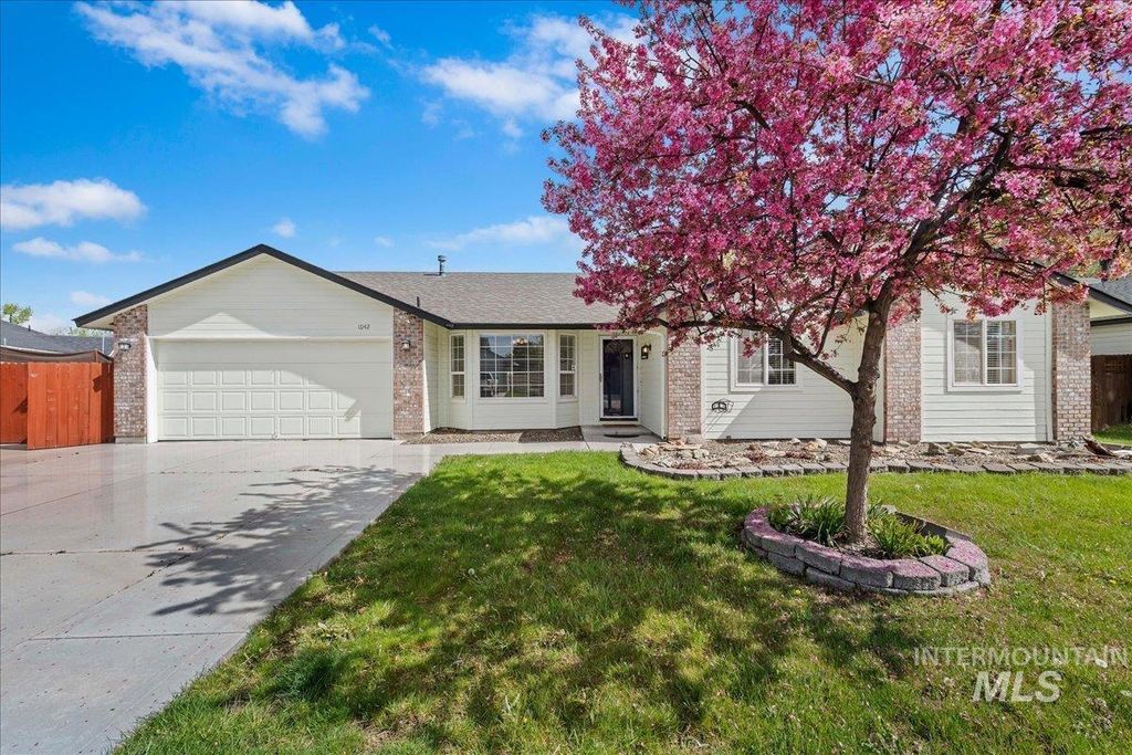 Photo of 1042 W Pennwood St, Meridian, ID 83642 (MLS # 98982615)