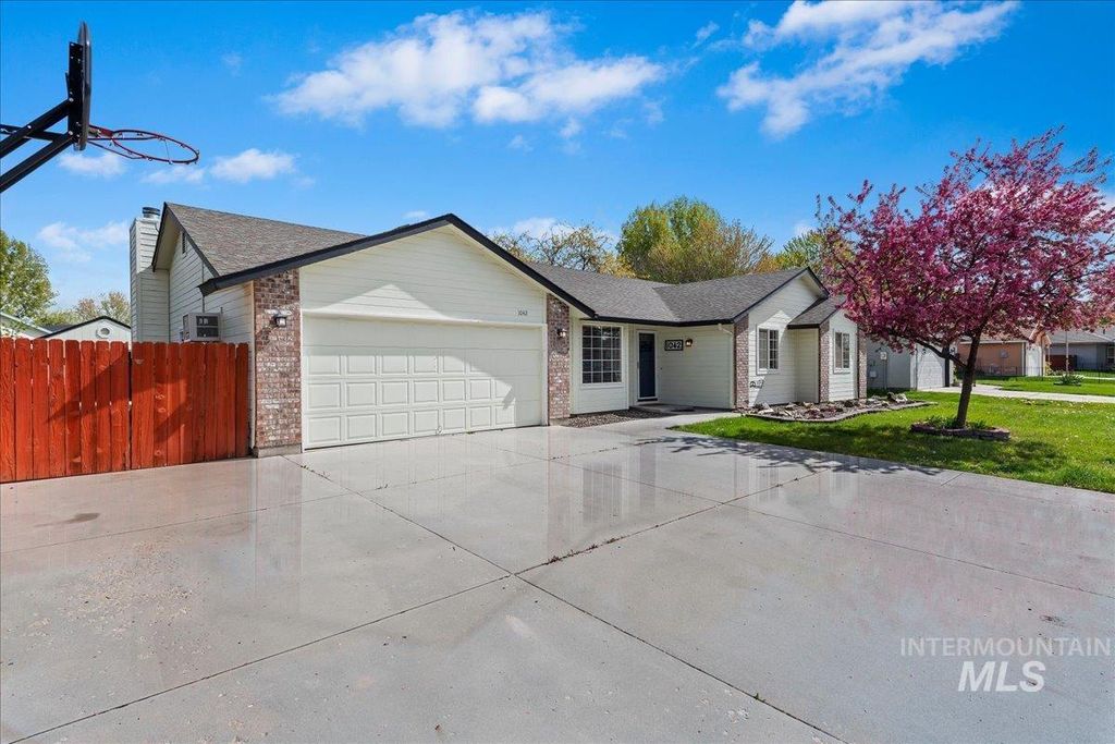 Photo of 1042 W Pennwood St, Meridian, ID 83642 (MLS # 98982615)