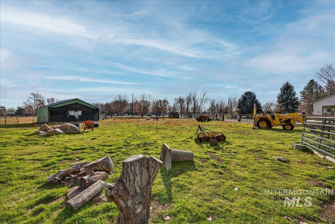 View of yard featuring an outdoor structure