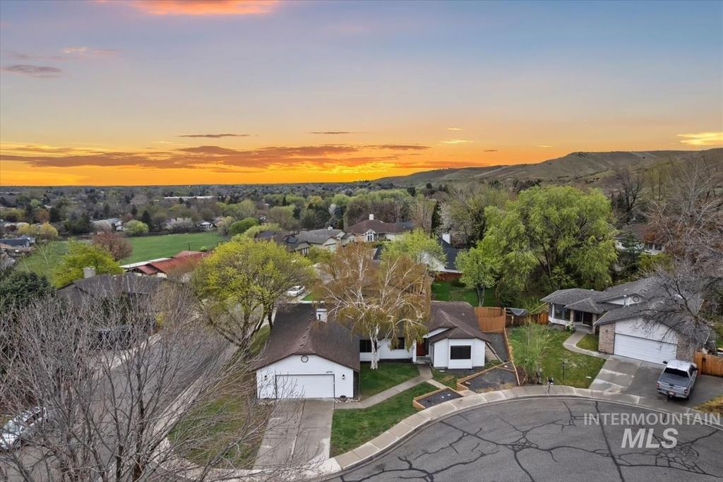 Photo of 6779 Fairhill Pl, Boise, ID 83714 (MLS # 98980526)