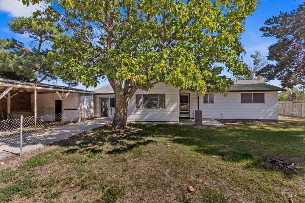 Photo of 5702 Sunset Dr, Nampa, ID 83686 (MLS # 98962104)