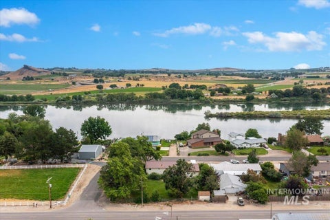 Photo of 302 River View Dr, Marsing, ID 83639 (MLS # 98992882)