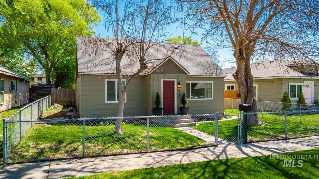 Photo of 412 N 17th Ave, Nampa, ID 83687 (MLS # 98984383)