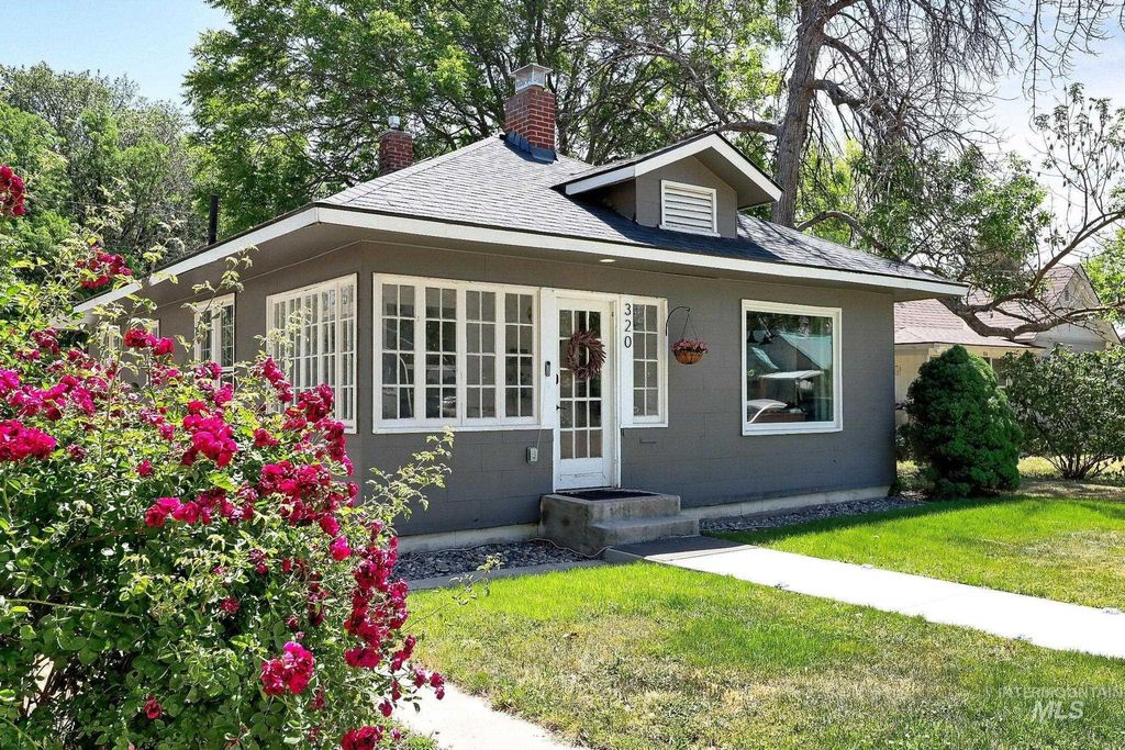 Photo of 320 18th Ave S Ave, Nampa, ID 83651 (MLS # 98988937)