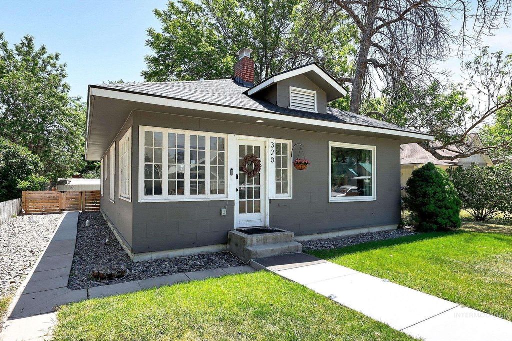 Photo of 320 18th Ave S Ave, Nampa, ID 83651 (MLS # 98988937)
