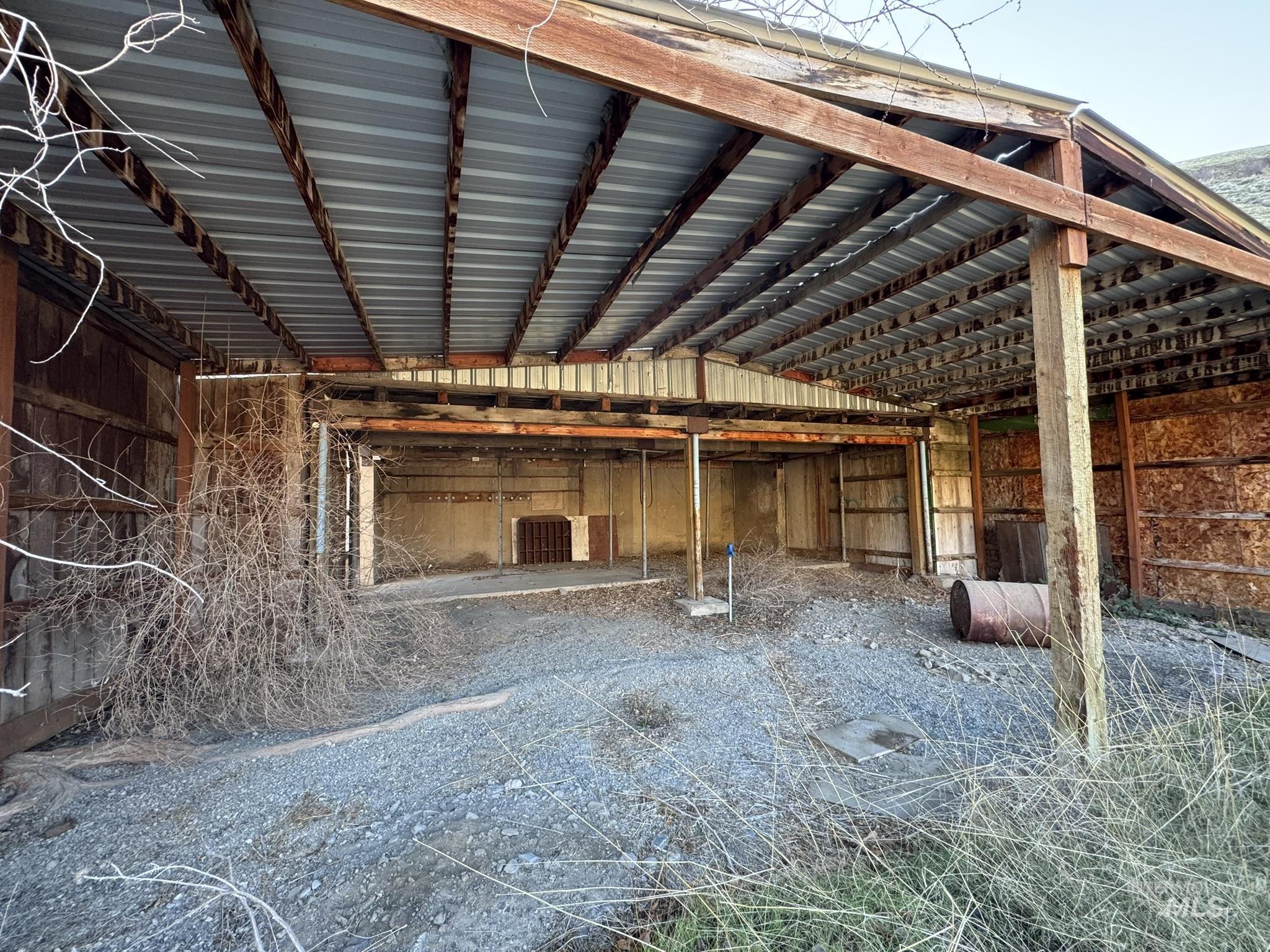 Misc room with vaulted ceiling