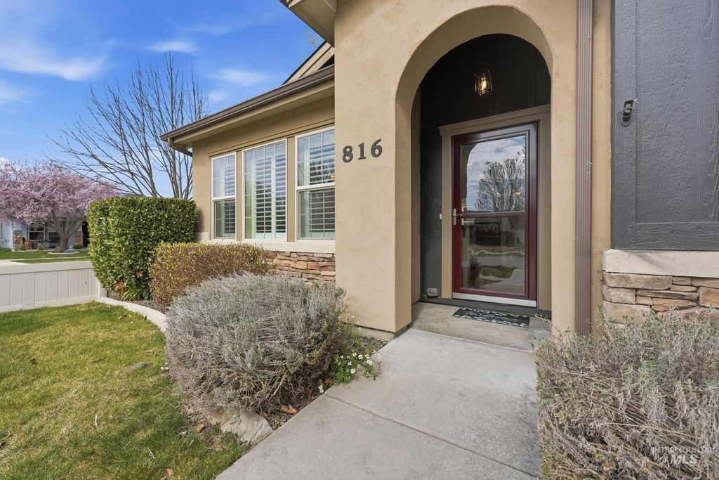 Photo of 816 E Tallinn St, Meridian, ID 83646 (MLS # 98980149)